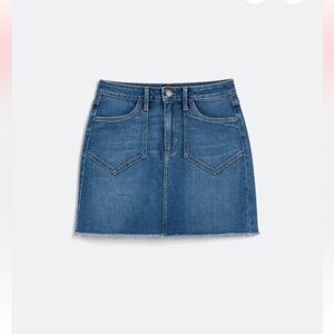 JUST BLACK
Eliza Denim Mini Skirt. Size Large